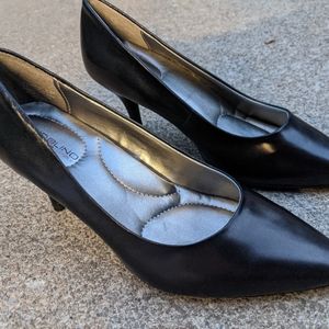 NWOT Bandolino Black Leather Classic Pumps 5.5M